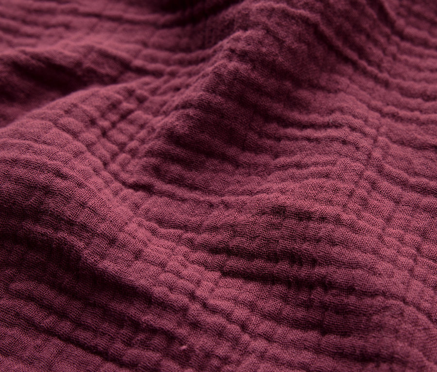 Detailní záběr na texturu vínové látky.