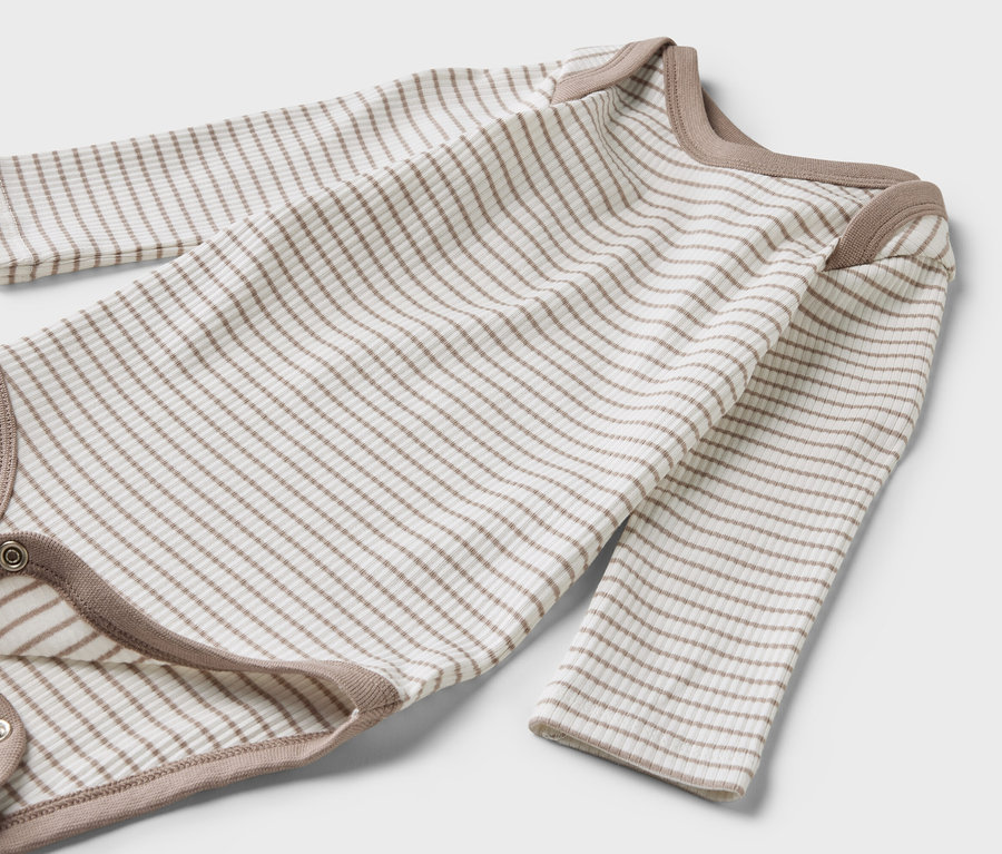 Položené body s dlouhým rukávem ze soupravy pro miminka s hnědými a bílými pruhy.