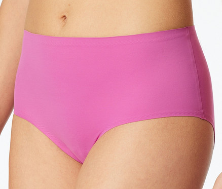 Detailní záběr na osobu v fuchsiových neviditelných maxi kalhotkách SCHIESSER.