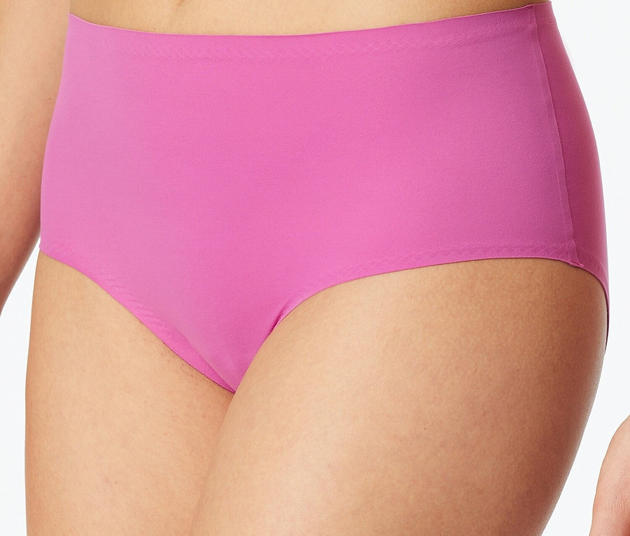 Detailní záběr ženy v růžovém spodním prádle.