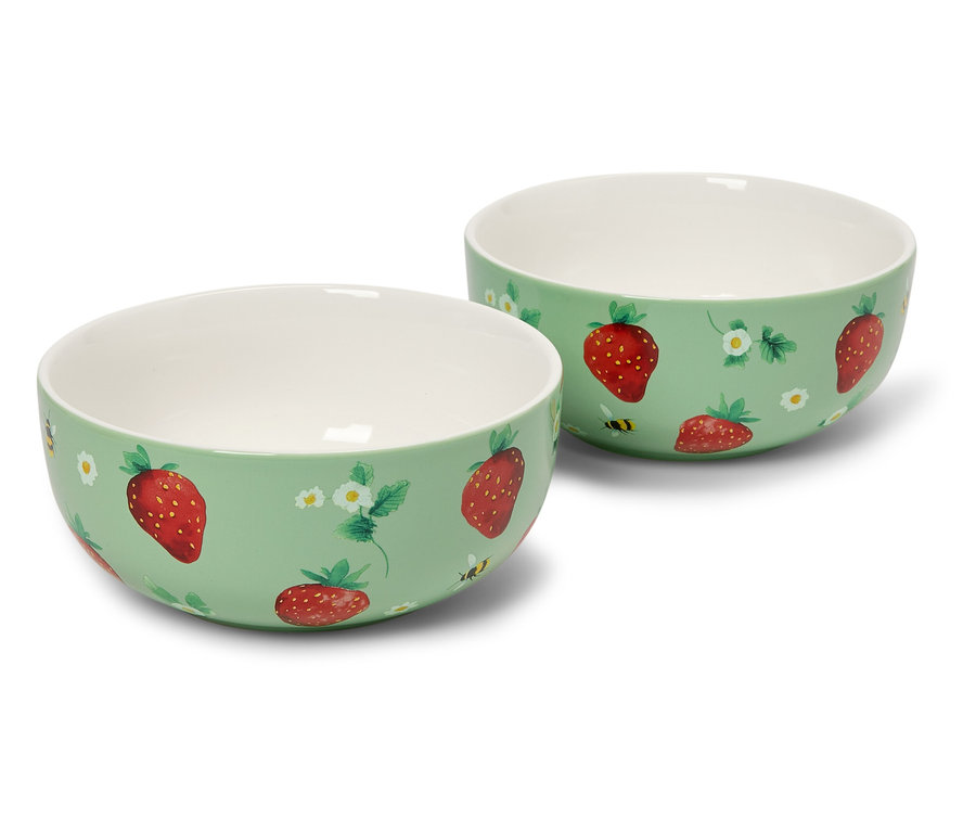 Dvě misky s jahodovým vzorem na světle zeleném pozadí.