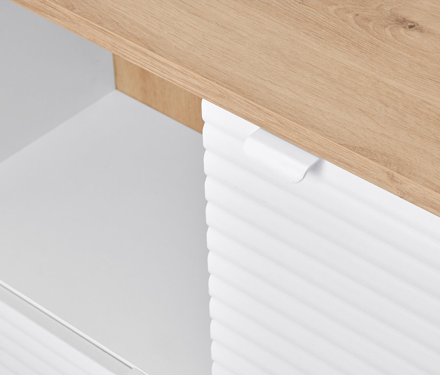 Detailní pohled na bílou skříňku s dřevěnou deskou.