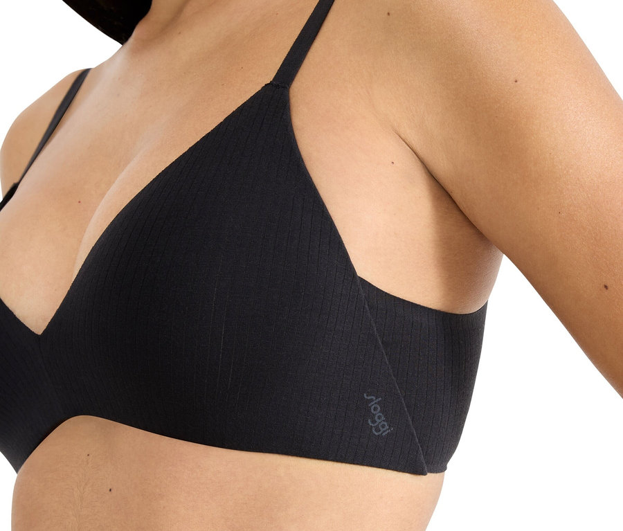 Detailní záběr ženy v černé žebrované podprsence.