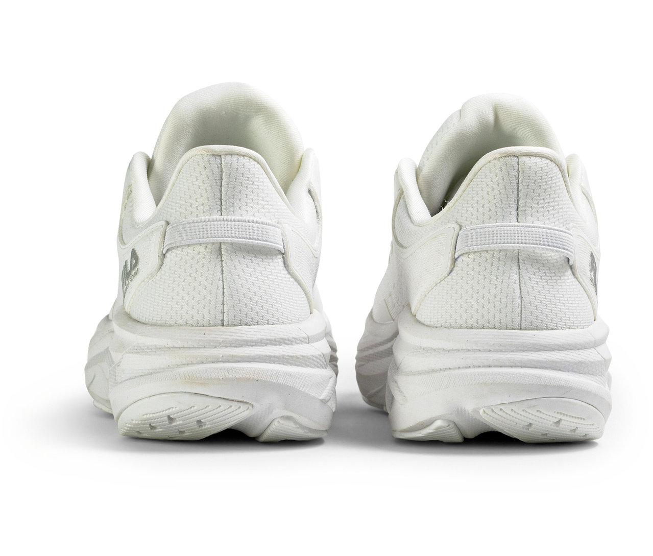 Pohled zezadu na dvoje bílé dámské tenisky FILA Retron.