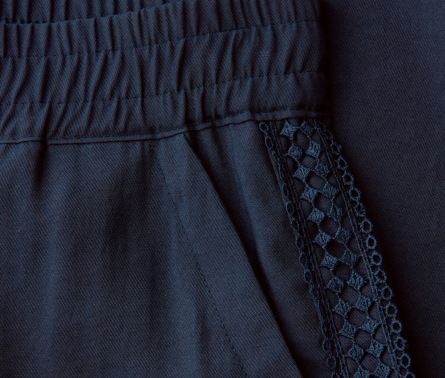 Detailní pohled na kalhoty Street One »Emee« s elastickým pasem a krajkovým detailem na kapse.