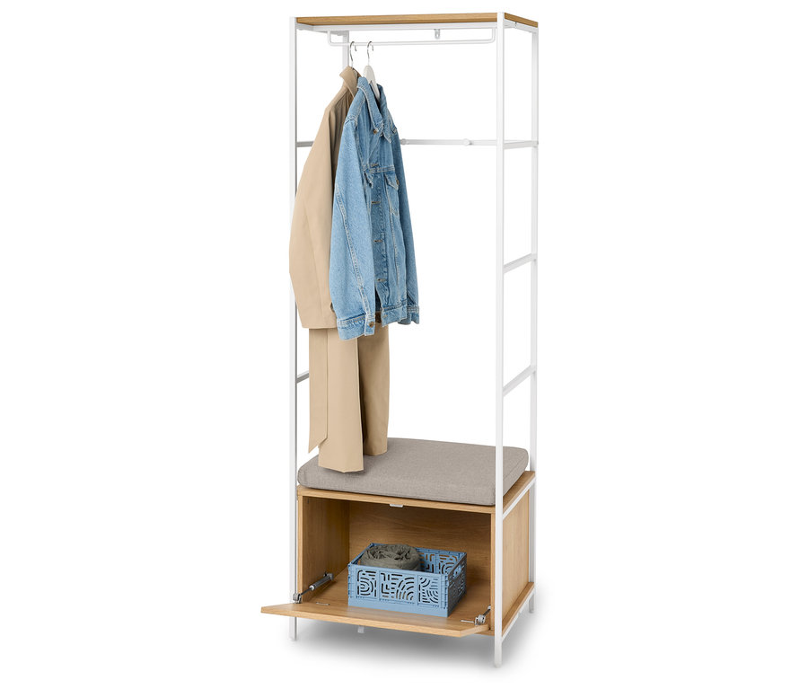 Věšák s béžovou bundou, džínovou bundou a béžovými kalhotami na ramínkách, šedým sedákem a modrým košíkem s oblečením.