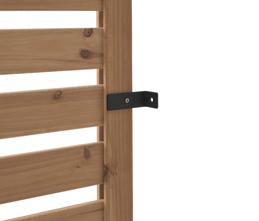 Detailní pohled na dřevěnou konstrukci s černým kovovým kováním.