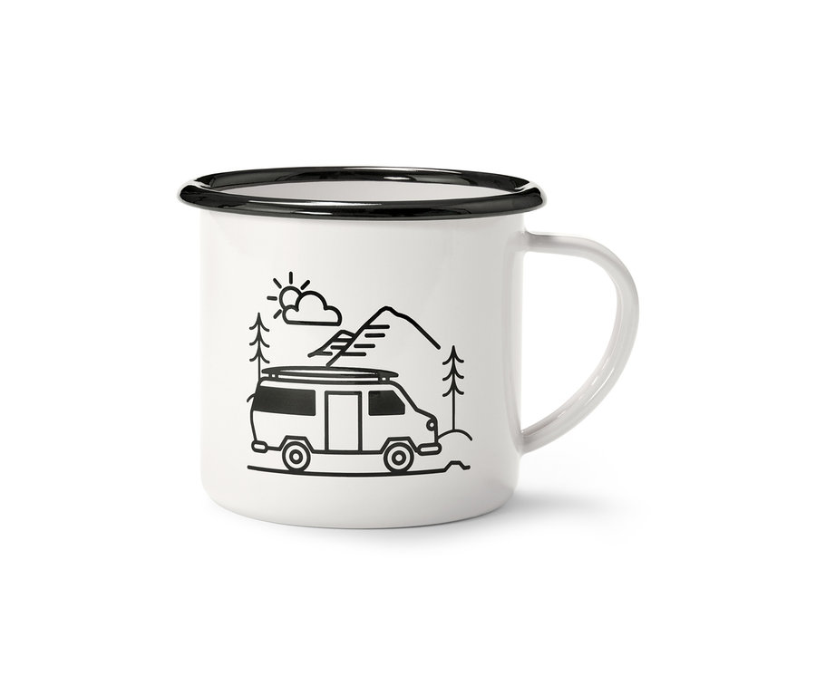 Bílý smaltovaný hrnek na kávu „Camping“ s černým okrajem a uchem, s černou ilustrací karavanu před horami a stromy.