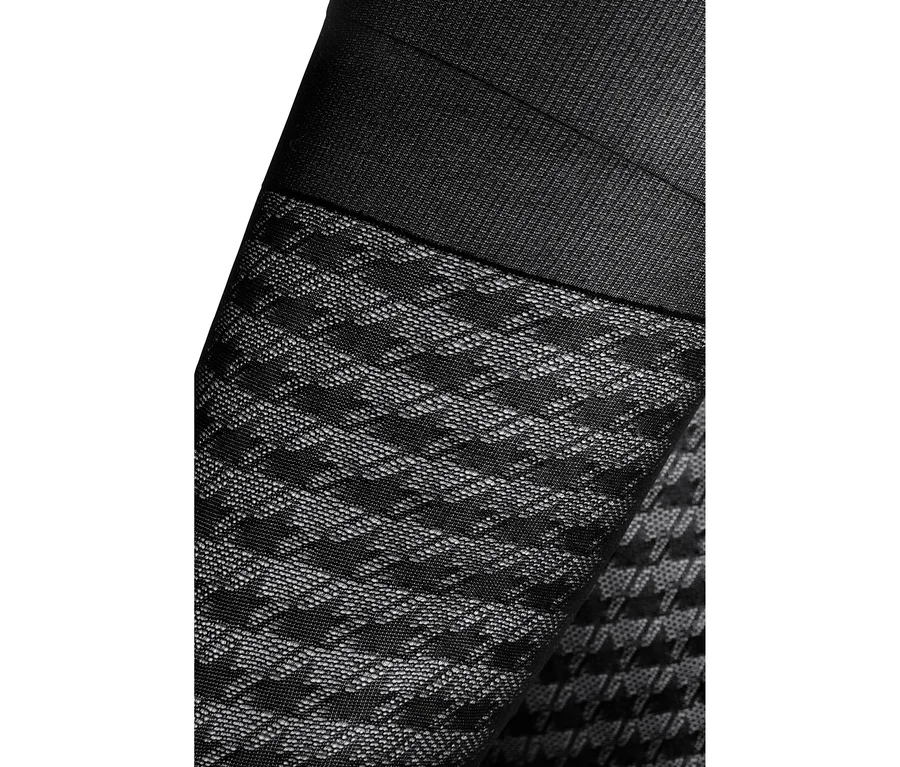 Detailní záběr na trendy punčocháče s kohoutí stopou.
