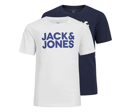 Dvě trička s logem Jack & Jones, jedno bílé s modrým logem a jedno tmavě modré, položená na sobě.