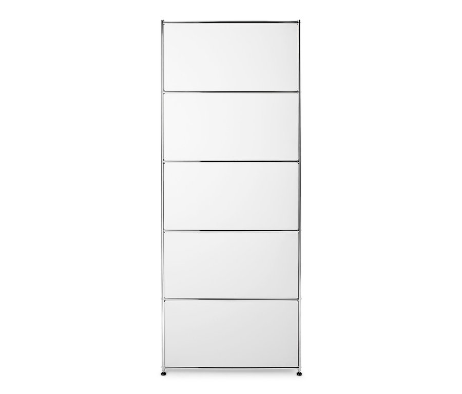 Detail kovového vysokého regálu s výklopnými dvířky.