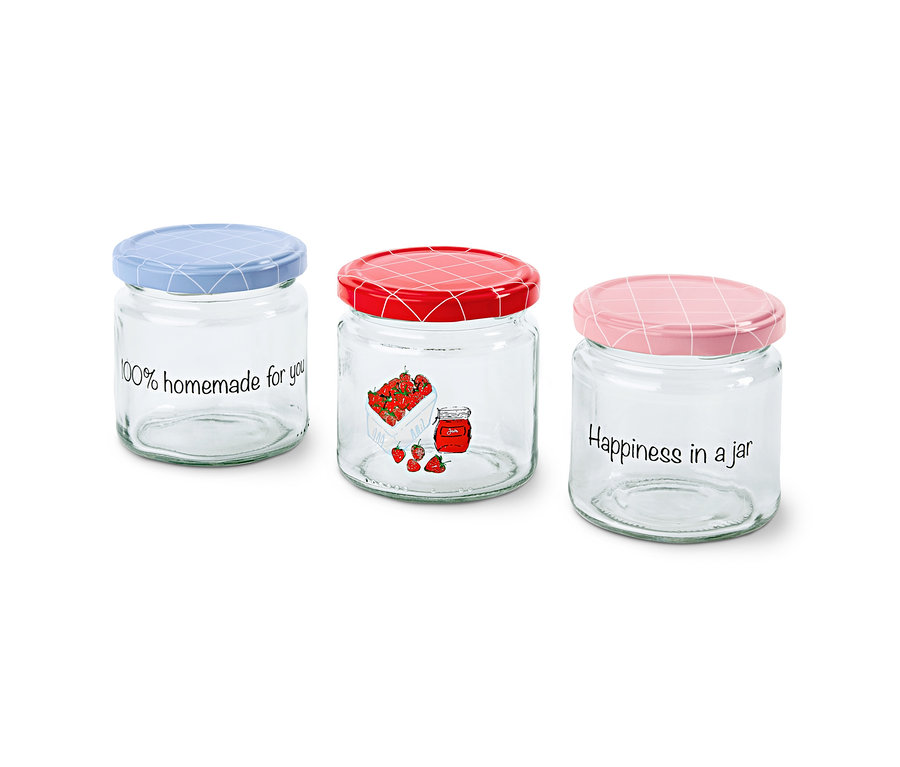 Tři sklenice se šroubovacím uzávěrem, každá s jiným designem víčka.