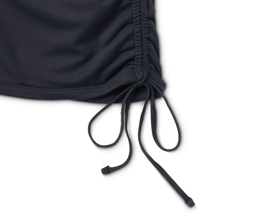 Detailní záběr na zavinovací sportovní triko s tkaničkami na boku.