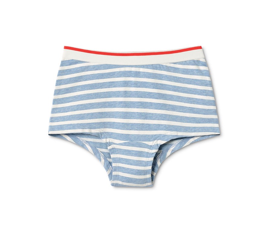 Modré dívčí kalhotky se sedmi kusy v balení, s bílými pruhy a červeným lemem v pase, leží na bílém pozadí.
