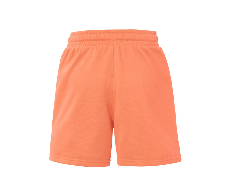 Oranžové sportovní teplákové šortky.