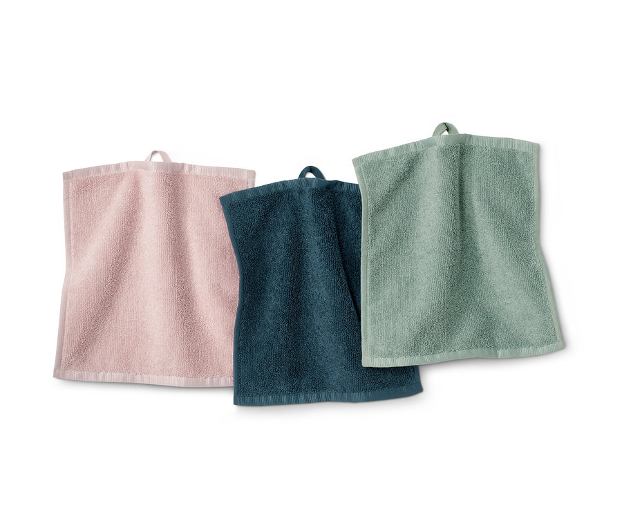 Tři kosmetické ručníky z mikrovlákna v růžové, tmavě modré a zelené barvě.