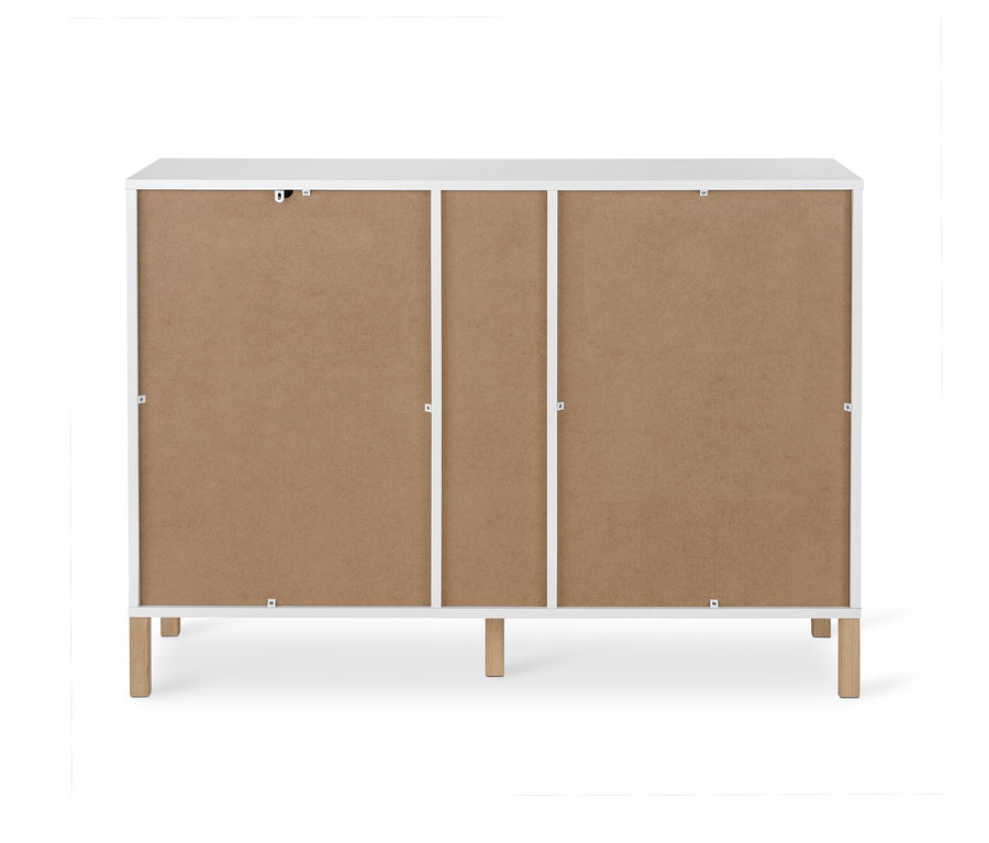 Pohled zezadu na bílou komodu »Eklund« se zásuvkami a dvířky.