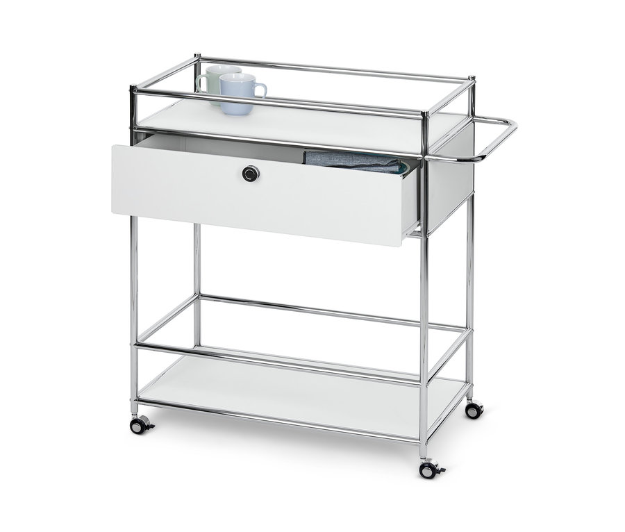 Detailní záběr na designový kovový barový vozík s otevřenou bílou zásuvkou a dvěma šálky nahoře.