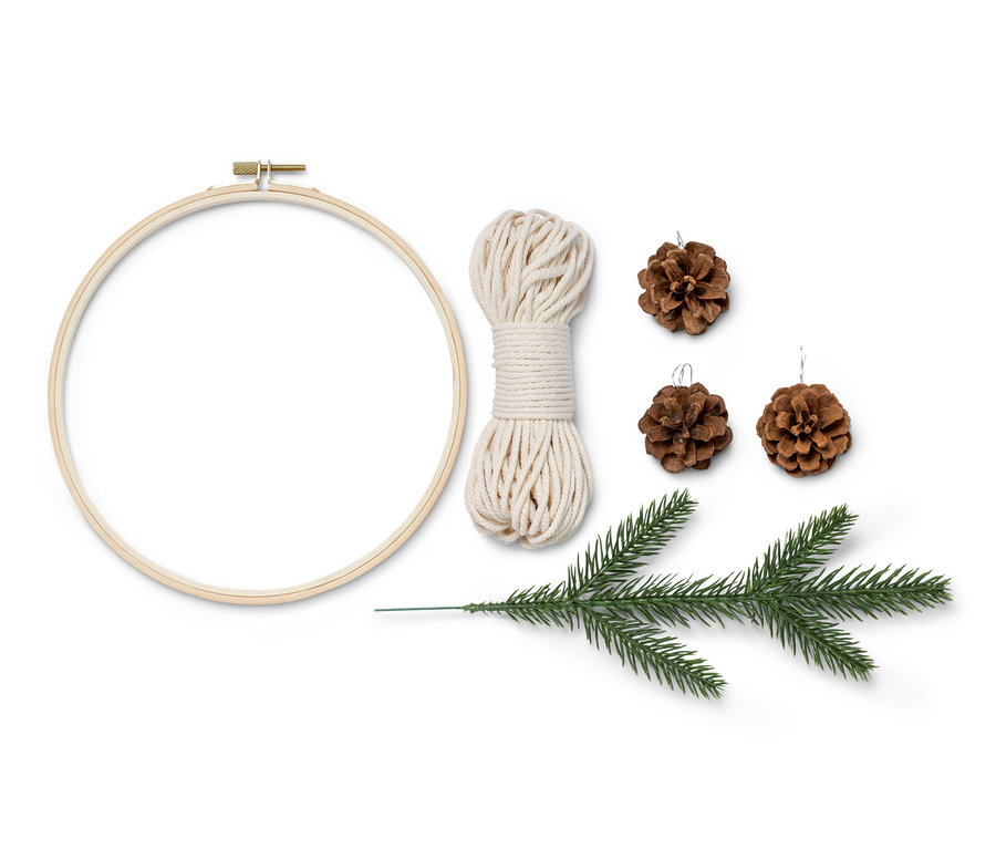 Sada na výrobu drhaného zimního věnce s dřevěným kruhem, bavlněnou šňůrou, šiškami a větvičkou.