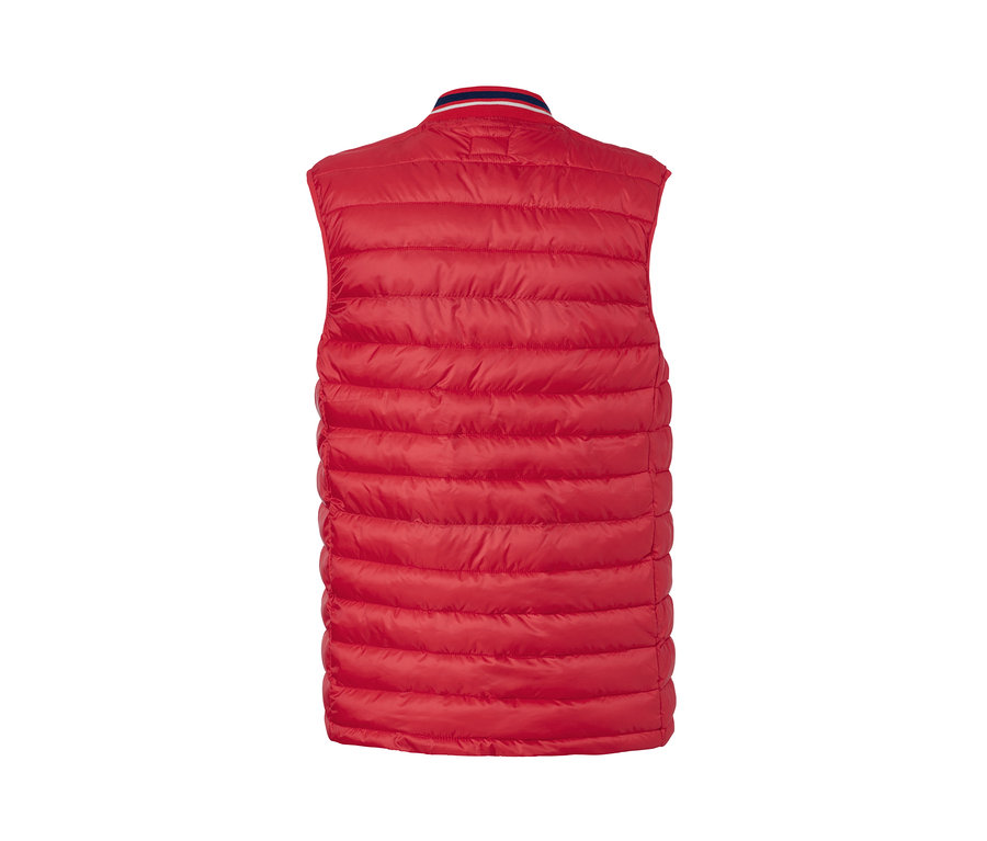 Detail zadní strany červené prošívané vesty.