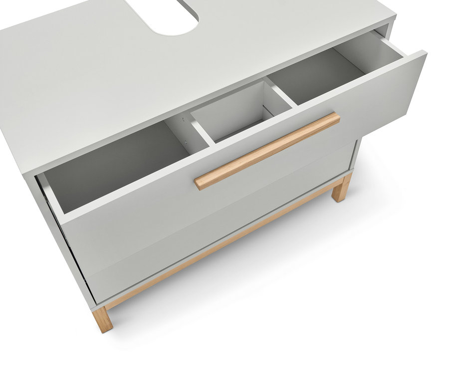 Detailní pohled na světle šedou koupelnovou skříňku pod umyvadlo »Eklund« se dvěma zásuvkami, z nichž jedna je otevřená.