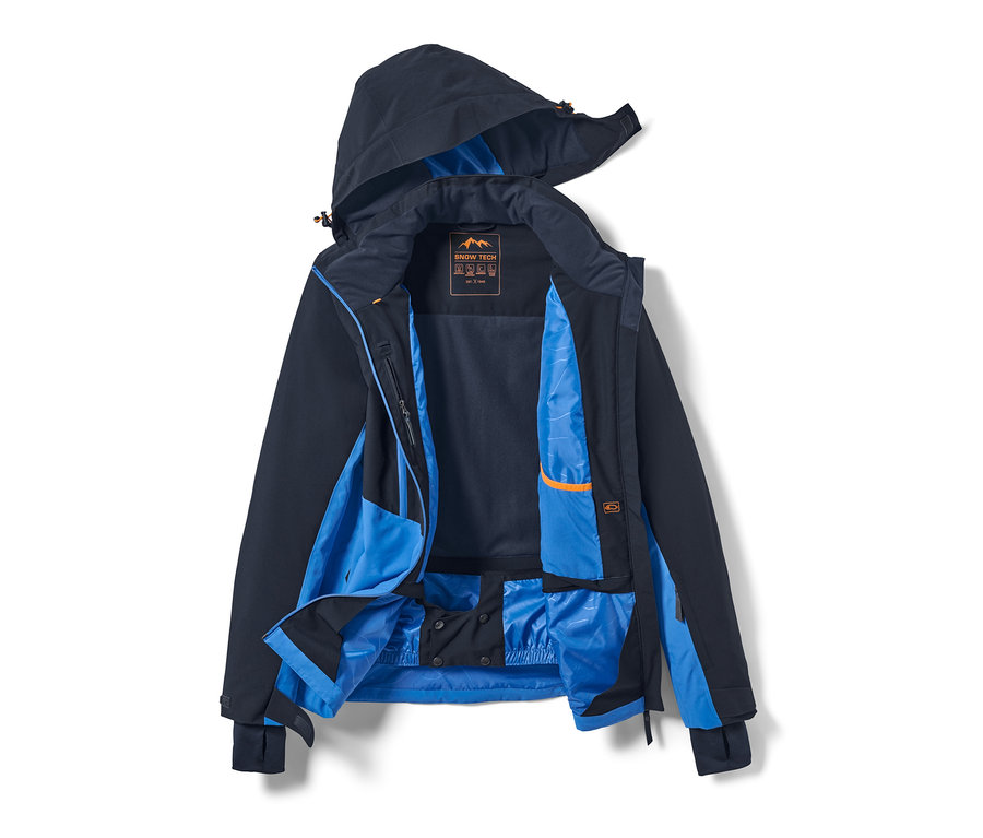 Modrá lyžařská bunda je otevřená a má kapuci.