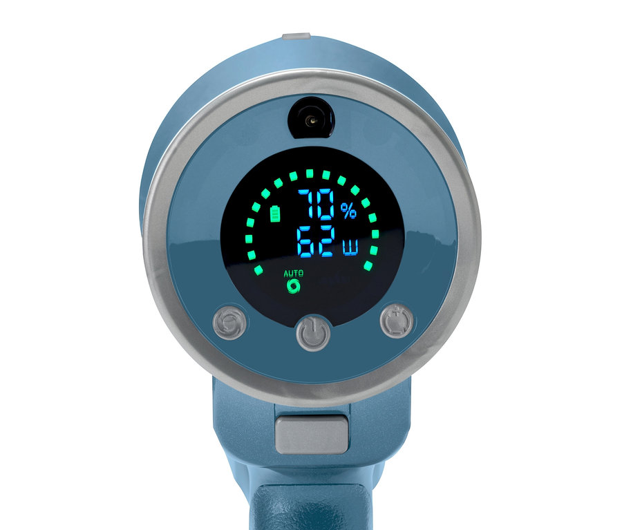 Detail modrého akumulátorového vysavače s digitálním displejem.