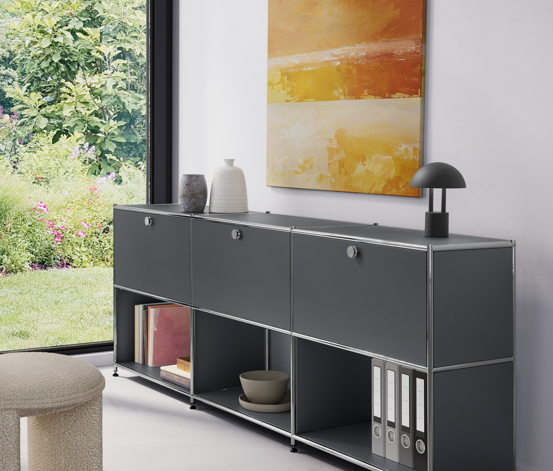 Šedá kovová odkládací skříňka »CN3« se 3 výklopnými dvířky a polstrovaná stolička.