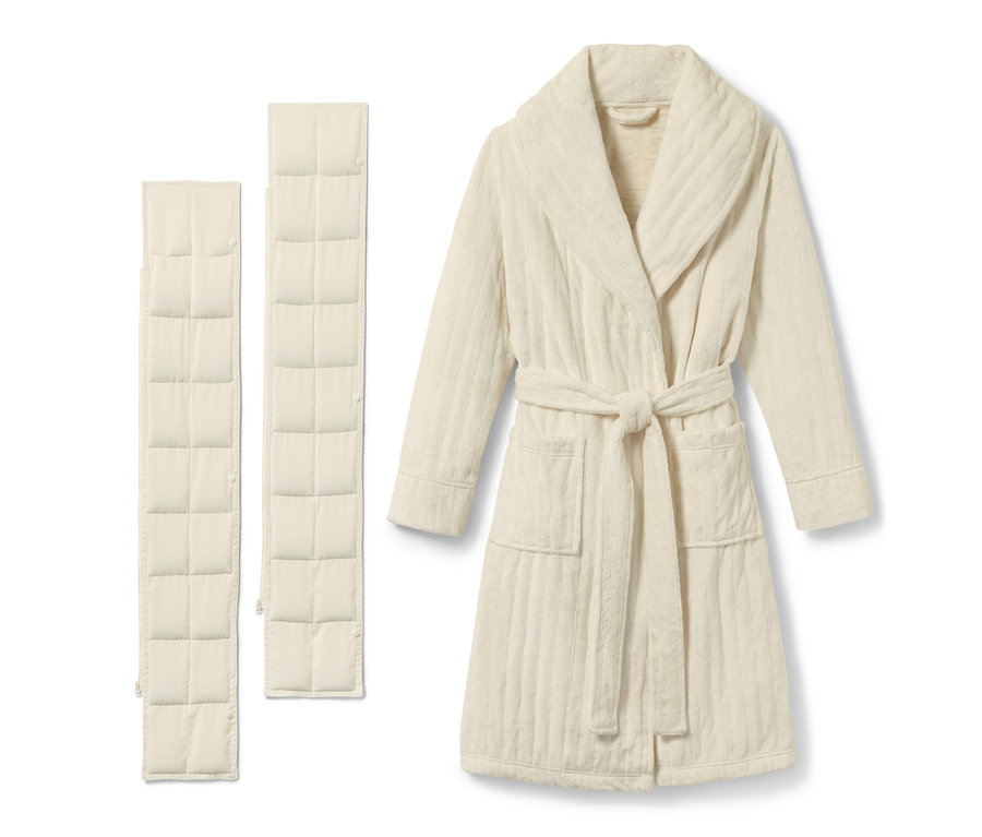 Bílý župan se dvěma závažími.