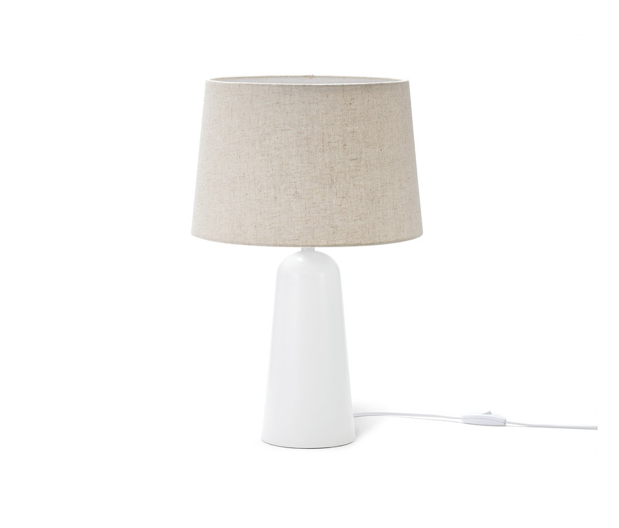 Bílá stolní lampa s textilním stínidlem.