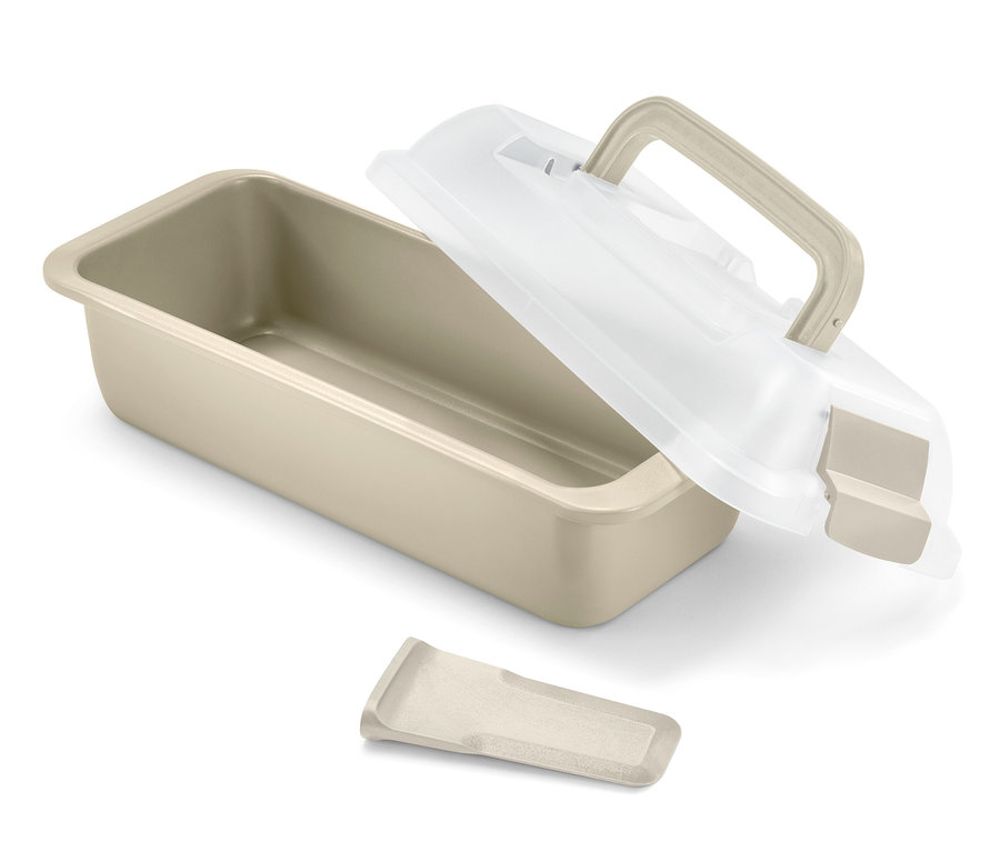 Obdélníková forma s přepravním víkem. Víko je částečně otevřené.