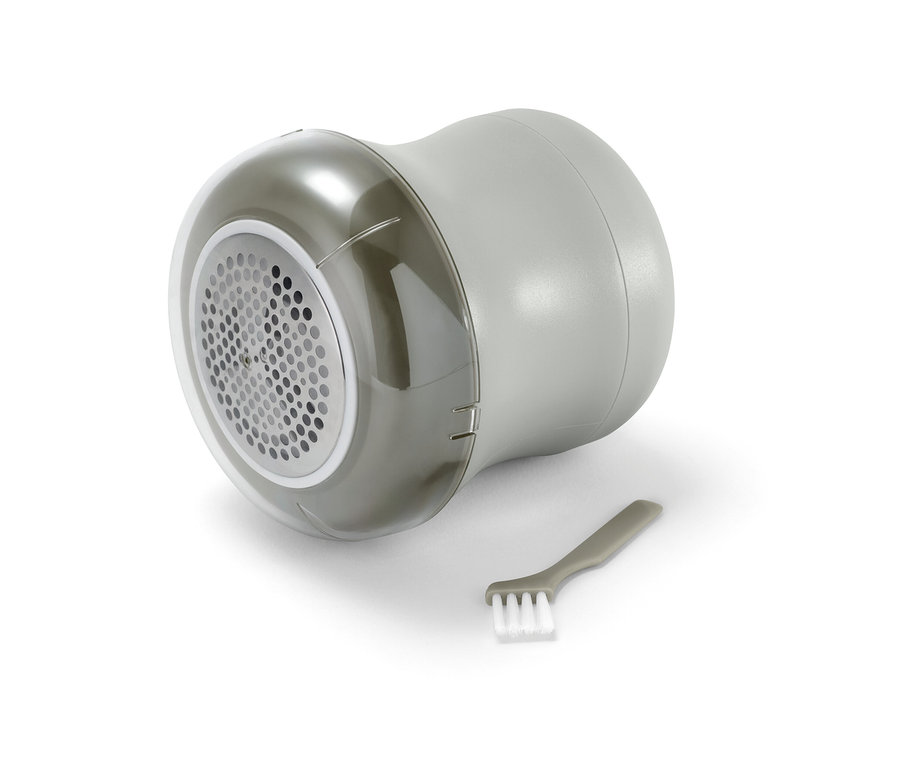 Šedý odstraňovač žmolků a čisticí kartáč na bílém pozadí.