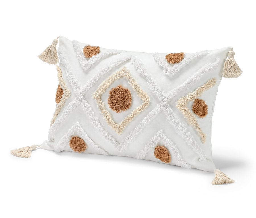 Bílý dekorační polštář cca 40 x 60 cm s hnědými a bílými vzory a střapci v rozích.