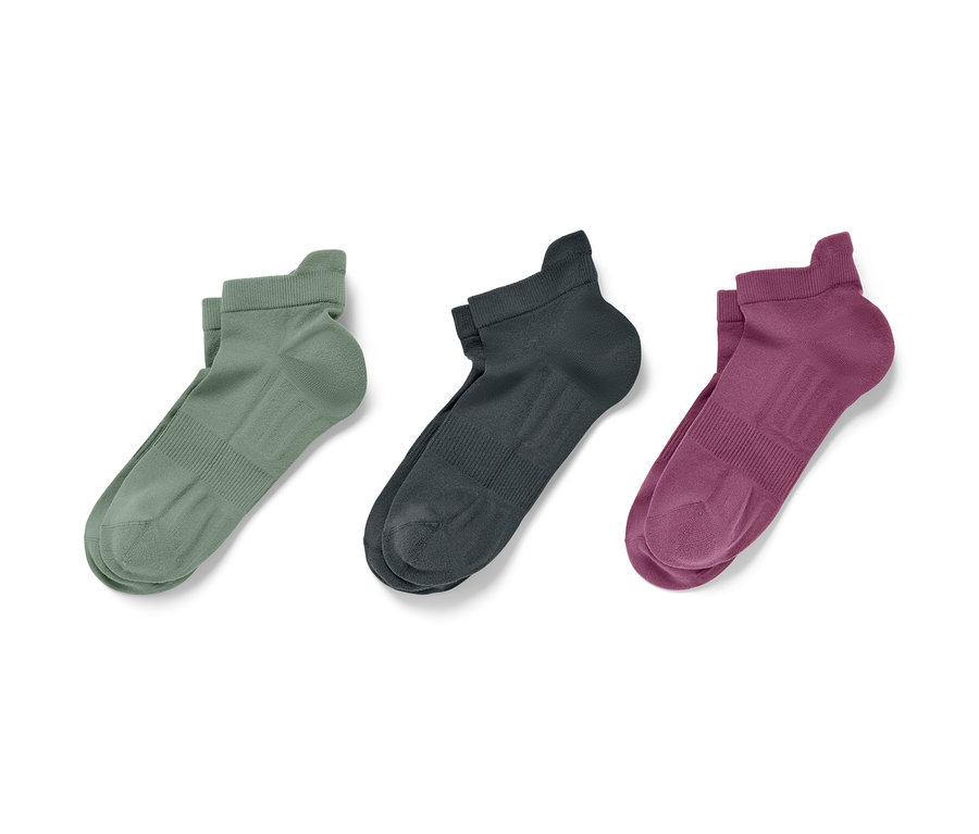 Tři páry sportovních ponožek v šalvějově zelené, olivové a světle fialové barvě leží vedle sebe na bílém pozadí.