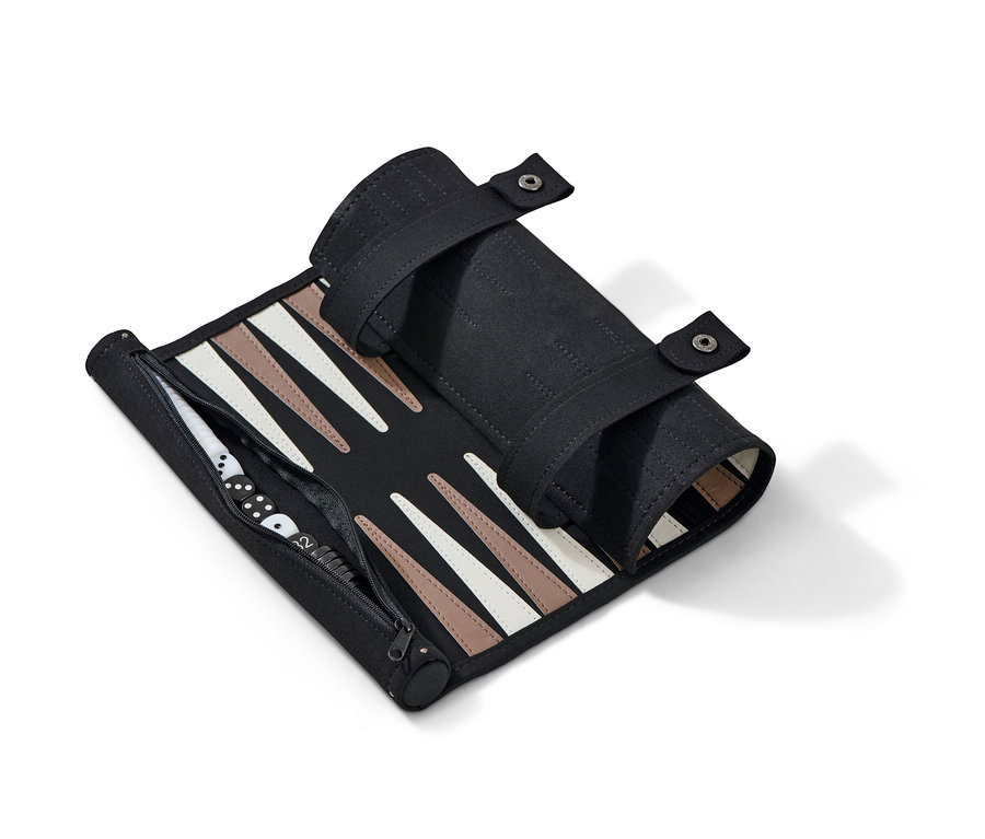 Částečně srolovaná deska vrhcábů s černým pouzdrem a bílými a hnědými trojúhelníky.