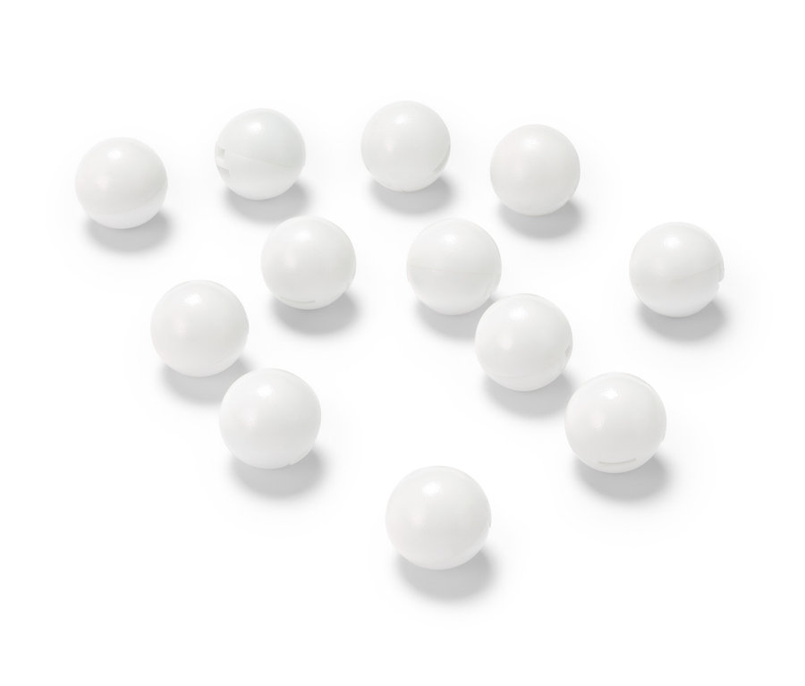 Dvanáct bílých kuliček s LED světly na bílém pozadí.