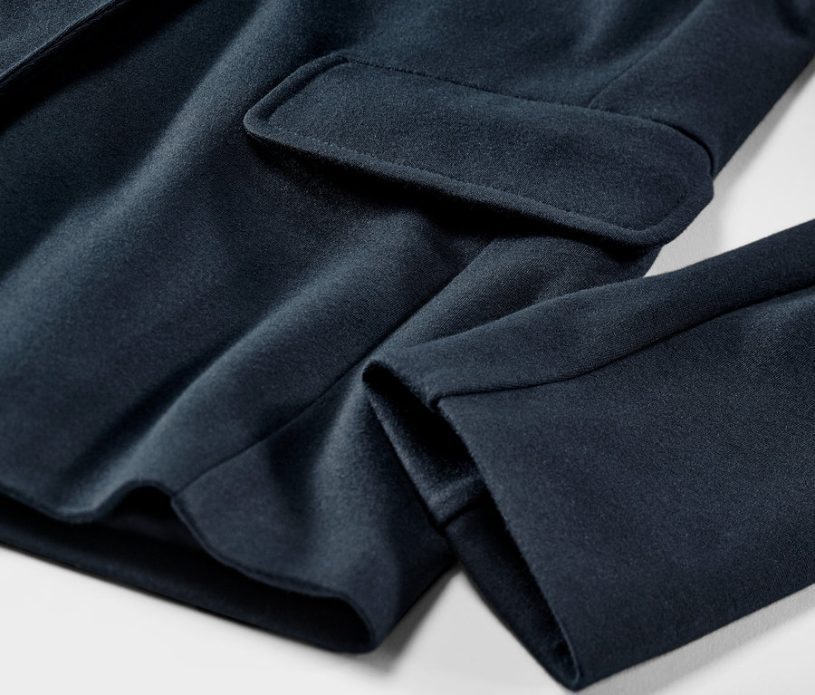 Detailní záběr na žerzejový blejzr.