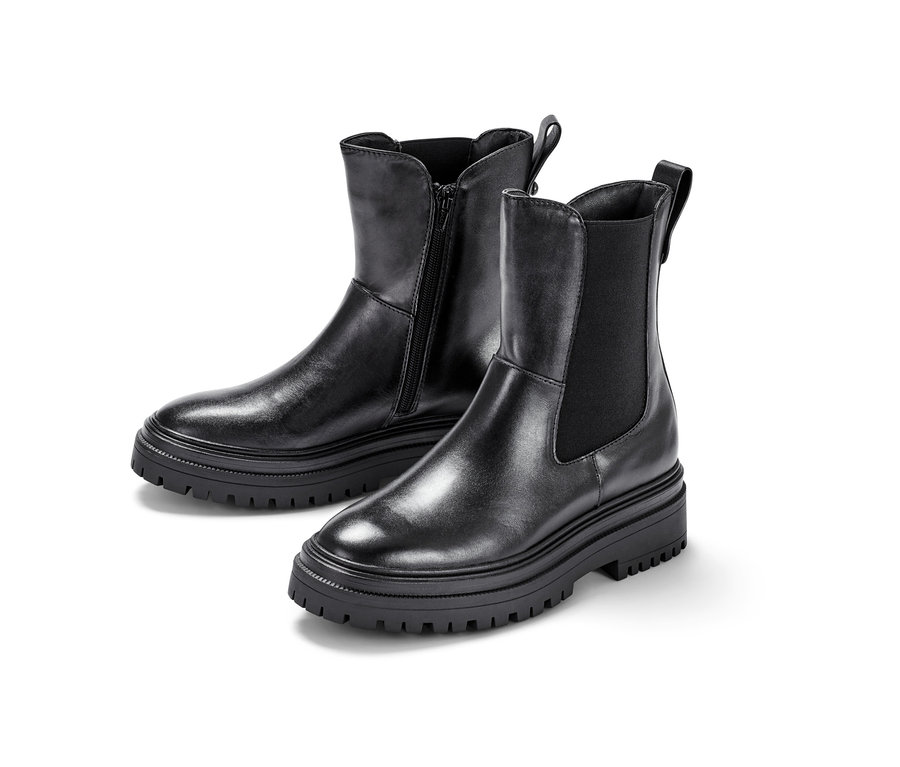 Dvoje kožené boty na robustní podrážce.