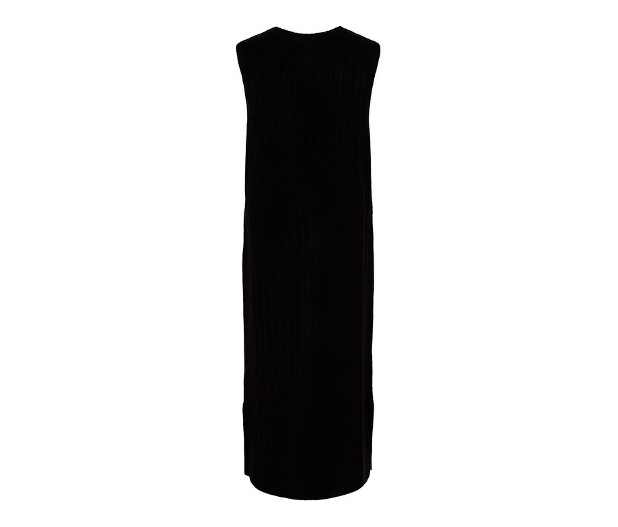 Černé žebrované pletené šaty.