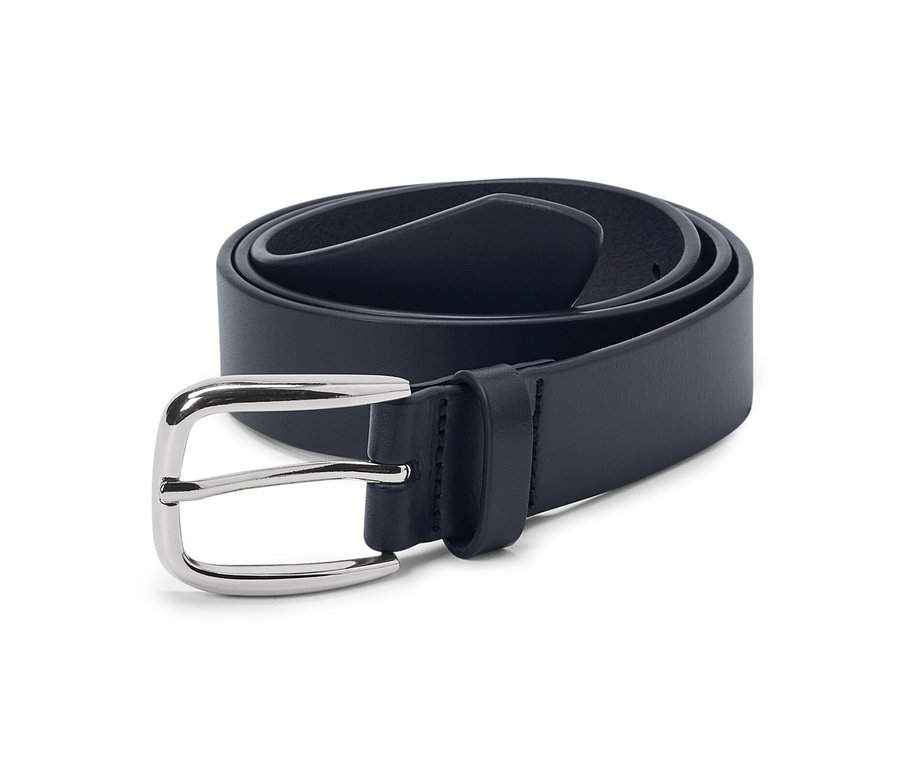 Stočený kožený opasek s lesklou stříbrnou sponou.