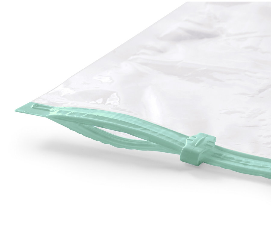 Detail vakuového úložného pytle, 2 ks, horizontálního s modrozeleným zipem.