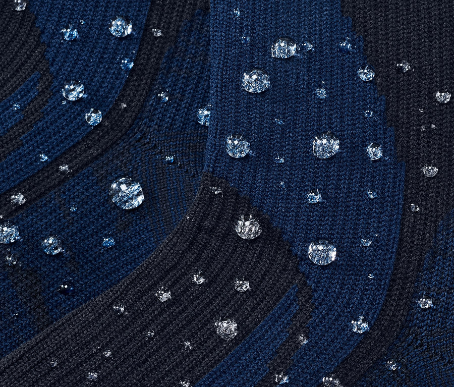 Detailní záběr na jeden pár nepromokavých ponožek s kapkami vody.