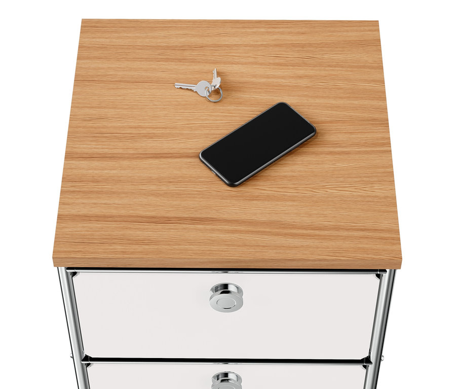Klíče a mobilní telefon leží na úzké bílé kovové komodě »CN3« s dřevěnou deskou a 2 zásuvkami.