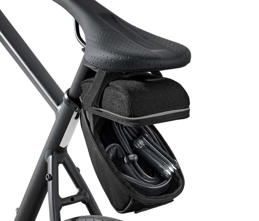 Černá cyklistická brašna pod sedlem připevněná k sedlu kola.