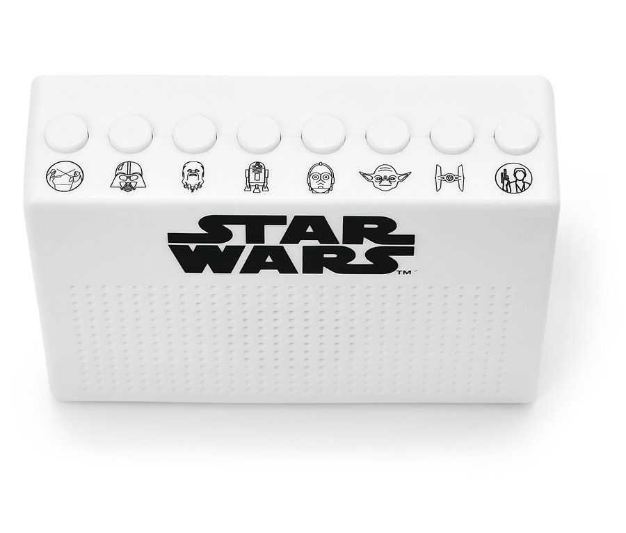 Bílý reproduktor s motivem Star Wars, s ovládacími tlačítky nahoře a logem Star Wars na přední straně.