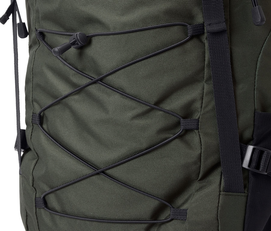 Detail zeleného turistického batohu o objemu 40 l.