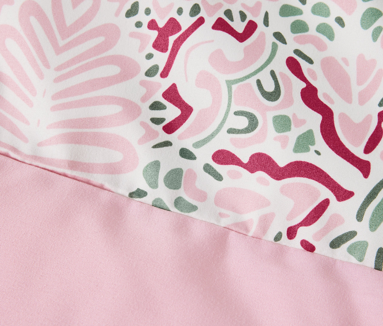 Detail růžového povlečení z mikrovlákna standardní velikosti.