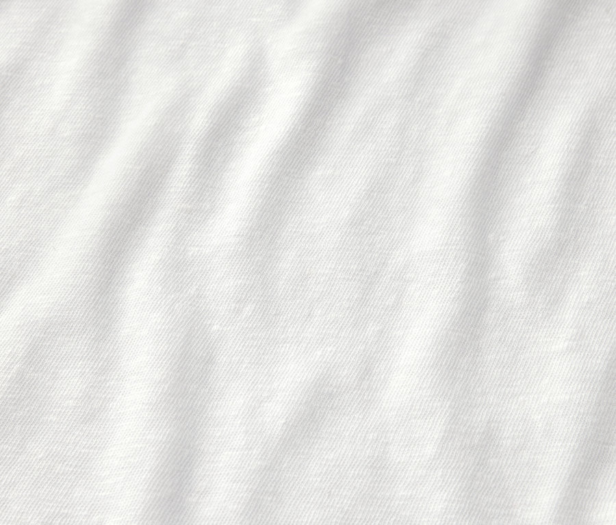 Detailní záběr bílého trička ze směsi bavlny a lnu.