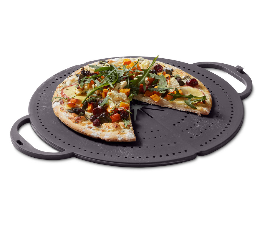 Pizza s podzimní zeleninou na šedém děrovaném podnosu.