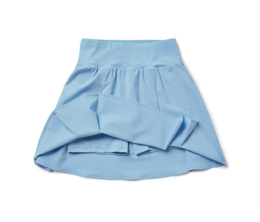 Světle modrá sportovní sukně.